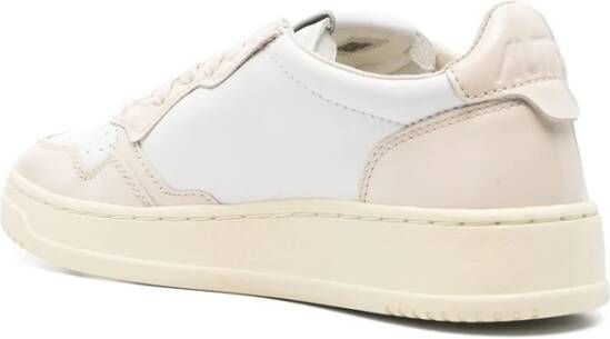 Autry Witte Veterschoenen met Geperforeerde Neus