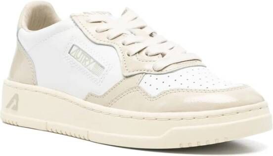 Autry Witte Veterschoenen met Geperforeerde Neus