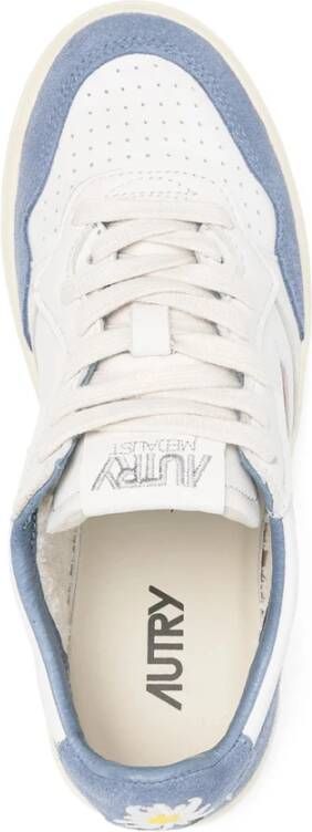 Autry Witte Veterschoenen met Geperforeerde Neus