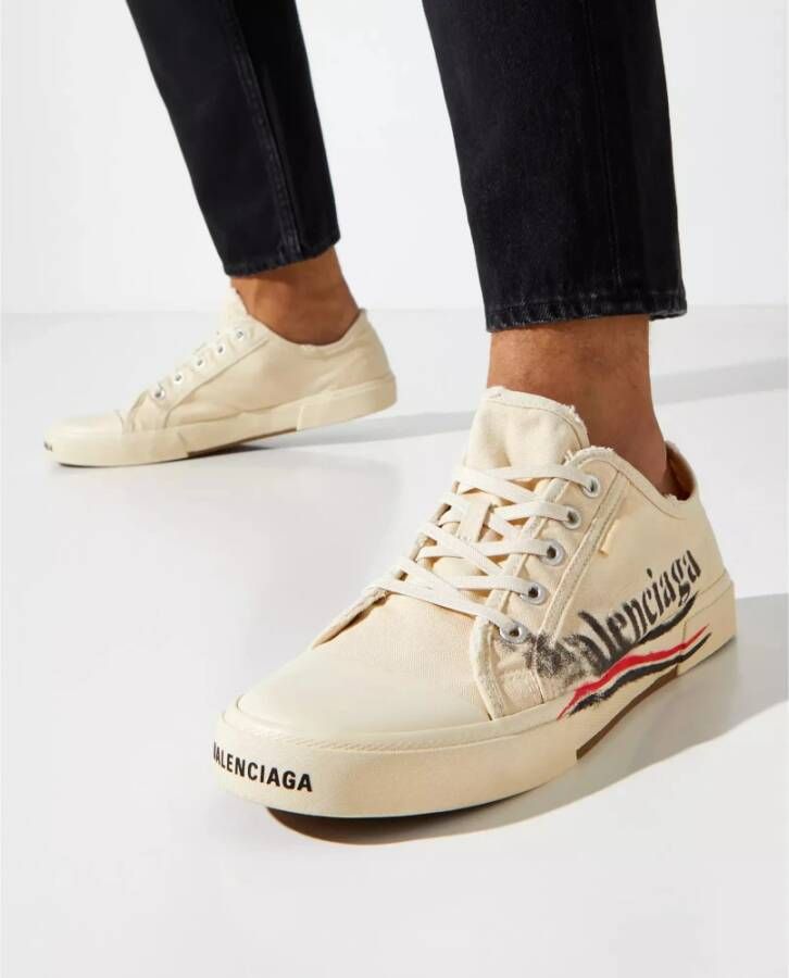 Balenciaga Beige sneakers met distressed effect klassieke vetersluiting