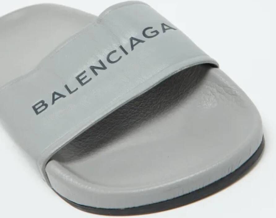 Balenciaga Vintage Pre-owned Leather flats Gray Dames