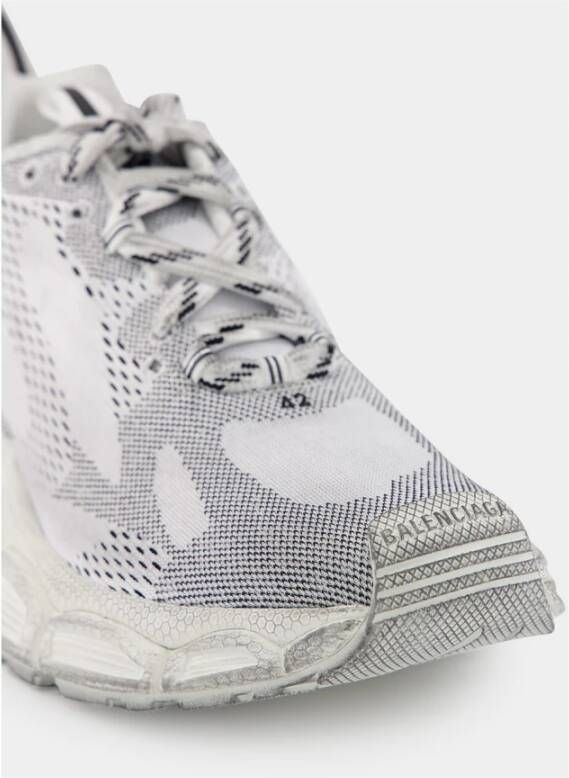 Balenciaga Witte Gebreide Sneaker met Versleten Effect