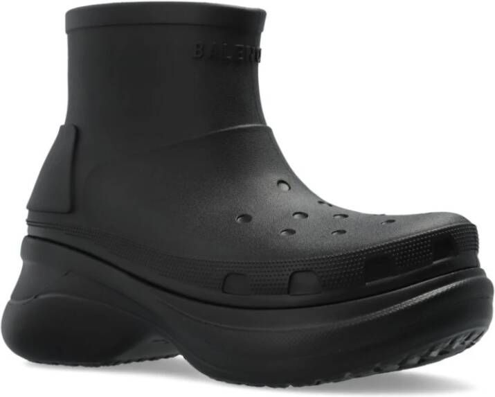 Balenciaga Zwarte platformlaarzen met reliëflogo