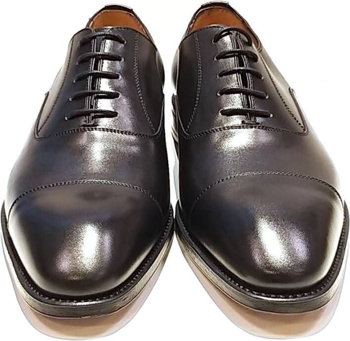 Berwick Klassieke Zwarte Box Calf Schoen met Teen Stitch