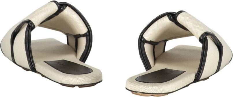 Bottega Veneta Gevlochten Slippers met Contrasterende Details Beige Dames