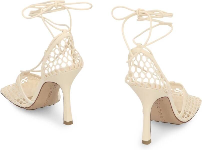 Bottega Veneta Nylon veterschoenen met hakken en rubberen noppen