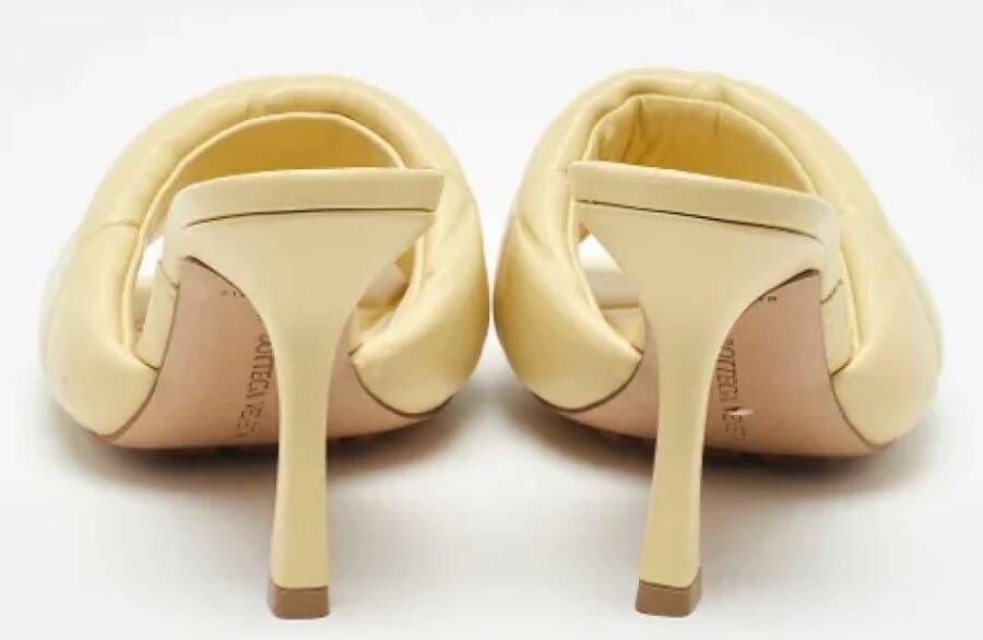 Bottega Veneta Vintage Pre-owned Leather sandals Yellow Dames