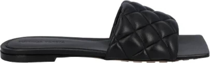Bottega Veneta Zwarte Gewatteerde Leren Platte Sandalen