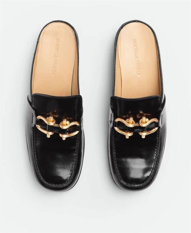 Bottega Veneta Zwarte platte schoenen met gouden metalen detail
