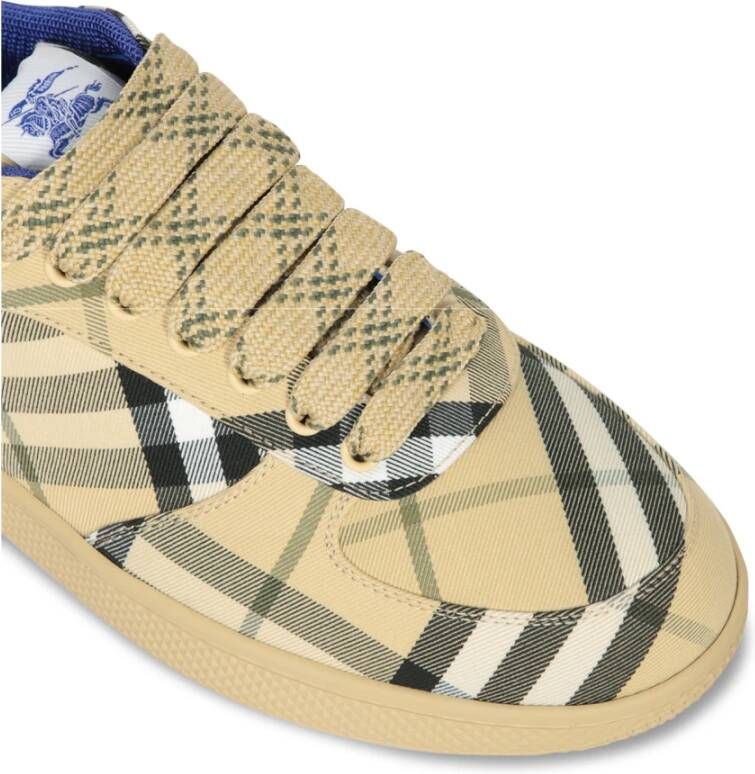 Burberry Beige Sneakers met Blauwe Accents