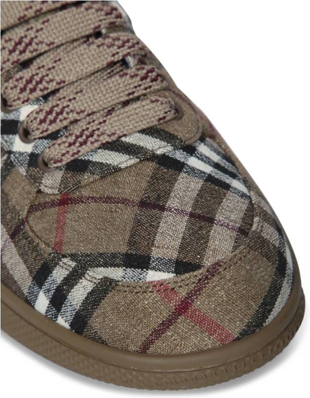 Burberry Beige Sneakers met Blauwe Details