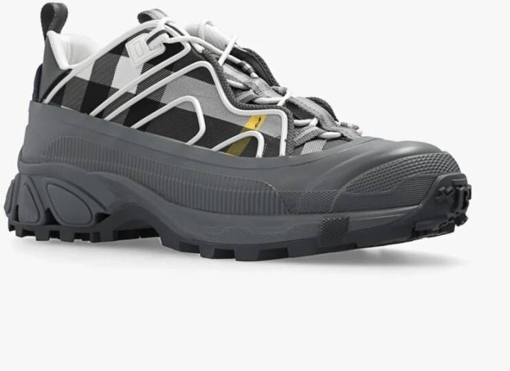 Burberry Grijze en witte sportschoenen Grijs Heren