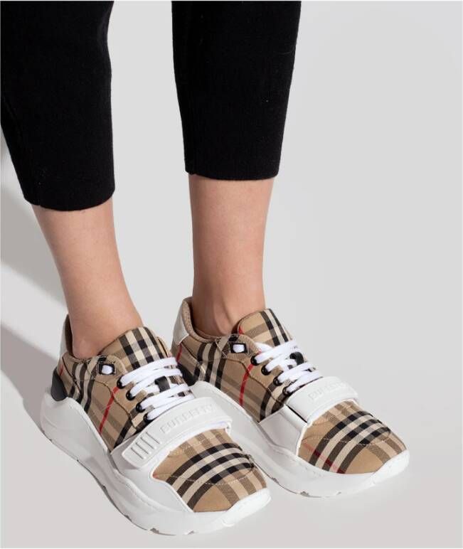 Burberry Sneakers met logo Beige Dames