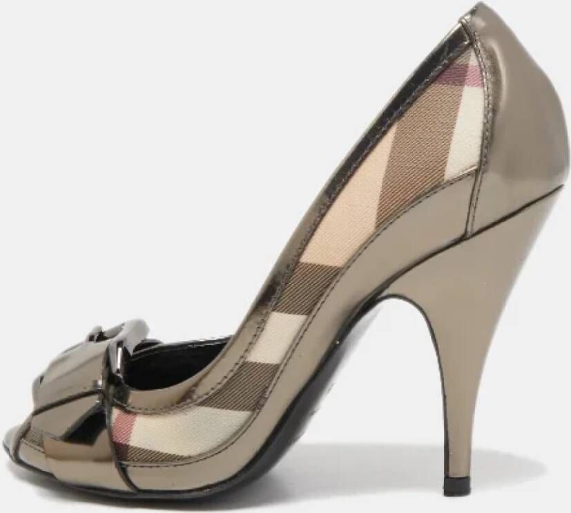 Burberry Vintage Pre-owned Canvas heels Gray Dames