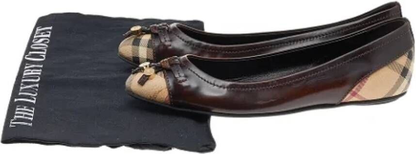 Burberry Vintage Pre-owned Coated canvas flats Brown Dames