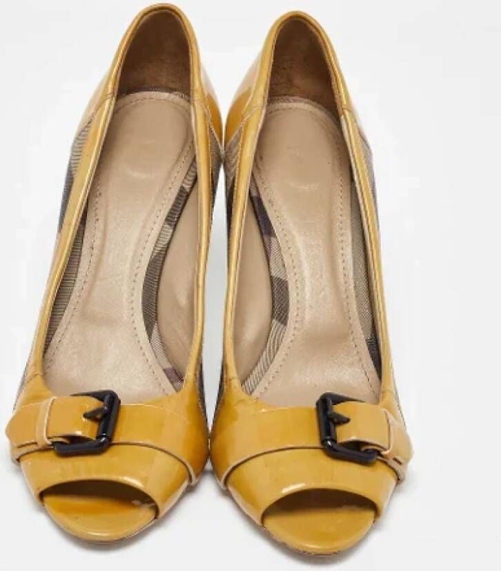 Burberry Vintage Pre-owned Coated canvas heels Yellow Dames