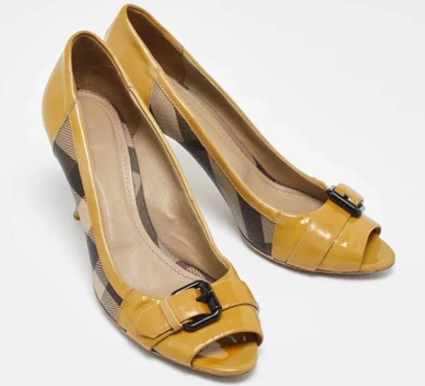 Burberry Vintage Pre-owned Coated canvas heels Yellow Dames
