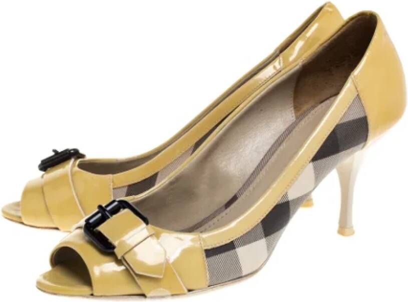 Burberry Vintage Pre-owned Leather heels Yellow Dames