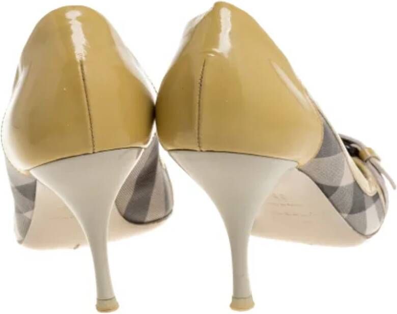 Burberry Vintage Pre-owned Leather heels Yellow Dames