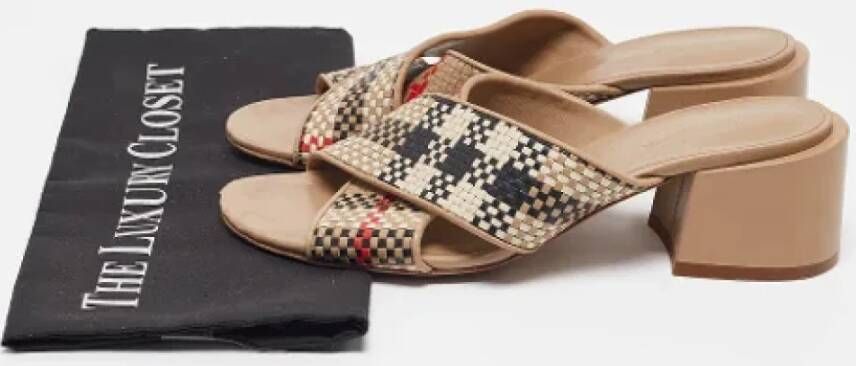 Burberry Vintage Pre-owned Leather sandals Beige Dames