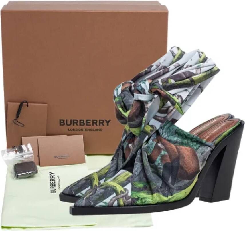 Burberry Vintage Pre-owned Satin sandals Green Dames