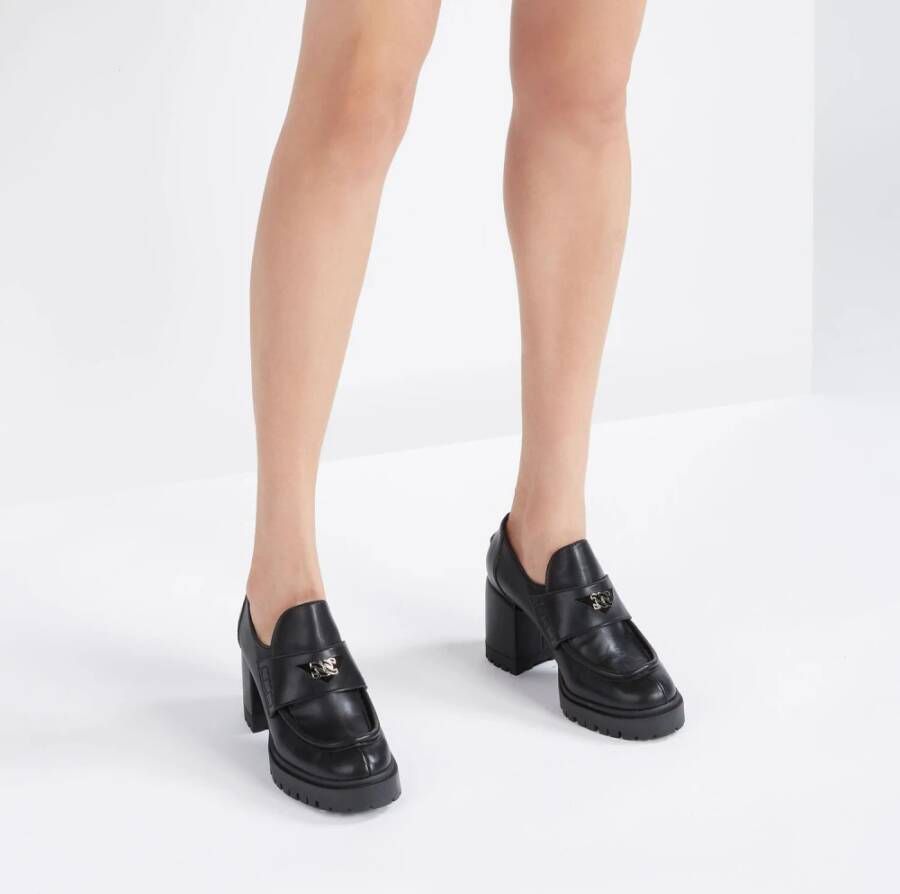 Casadei Elegante Nancy Loafers met Opvallende Neus Zwart Dames