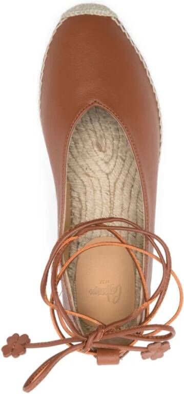 Castañer Bruin Leren Platte Schoenen met Enkelband