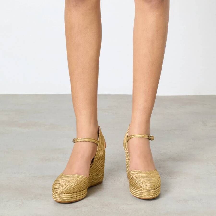 Castañer Carolyn espadrilles met metallic vlechtwerk enkelband met zijdelingse metalen gesp en 9 cm sleehak. Yellow Dames