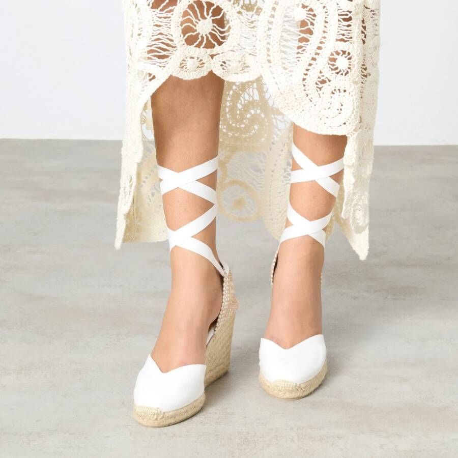 Castañer Chiara biologisch katoenen espadrilles met striksluiting en 9 cm sleehak. White Dames