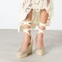 Castañer Chiara sateen espadrilles met striksluiting en 11 cm sleehak met dubbele platform. Beige Dames - Thumbnail 6