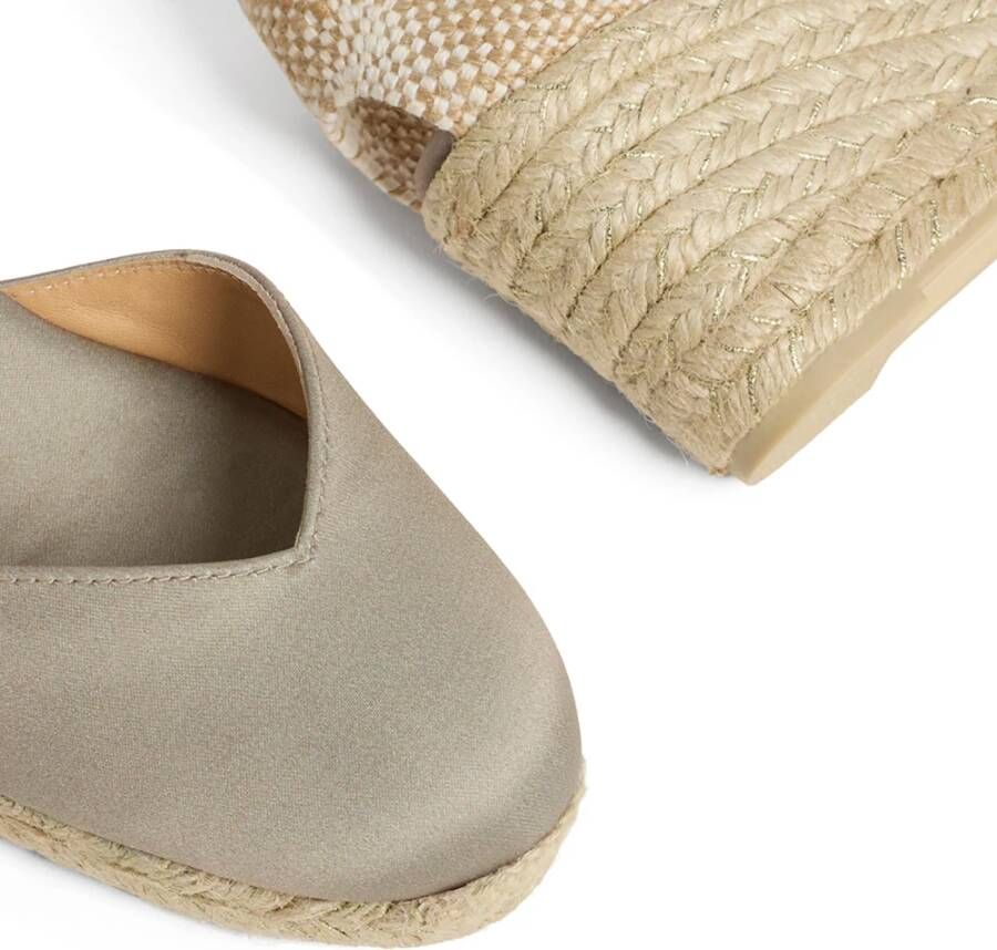 Castañer Chiarita regen espadrilles met enkelbandje met zij metalen gesp en 7 cm sleehak. Beige Dames