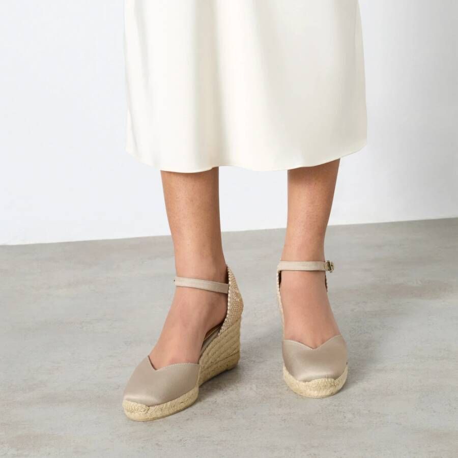 Castañer Chiarita regen espadrilles met enkelbandje met zij metalen gesp en 7 cm sleehak. Beige Dames