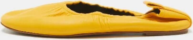 Celine Vintage Pre-owned Leather flats Yellow Dames