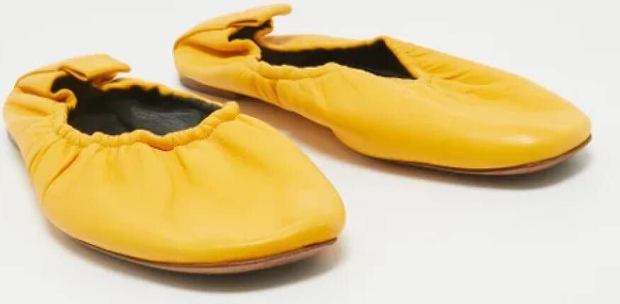 Celine Vintage Pre-owned Leather flats Yellow Dames