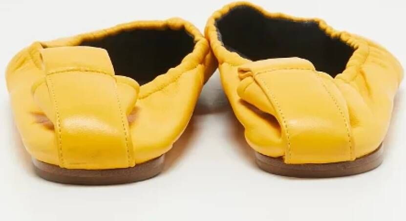 Celine Vintage Pre-owned Leather flats Yellow Dames