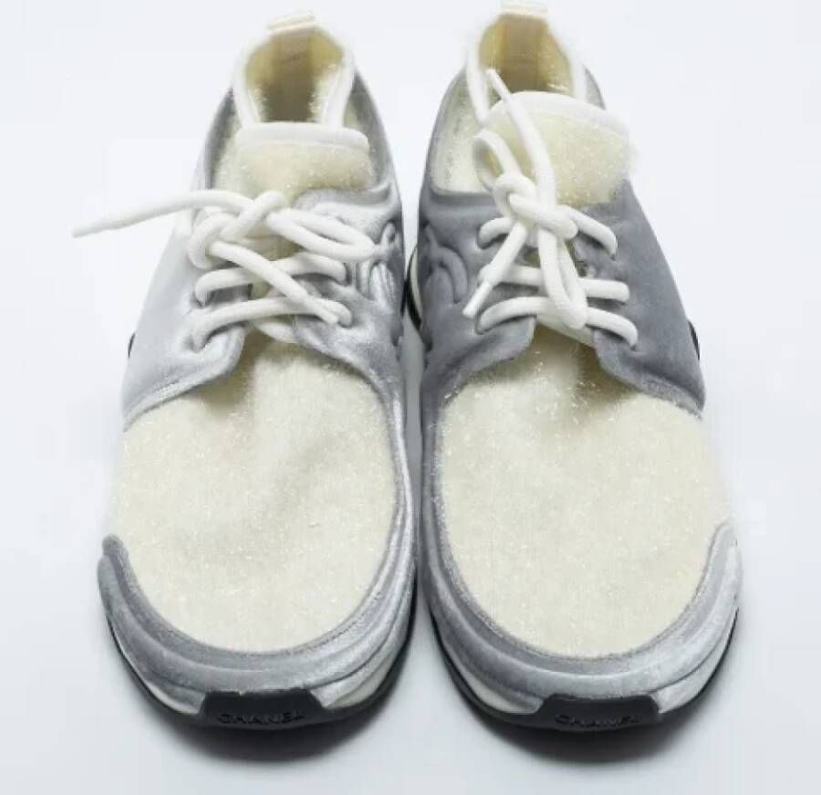 Chanel Vintage Pre-owned Corduroy sneakers White Dames