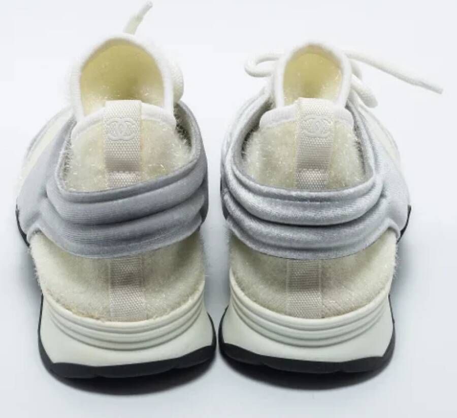 Chanel Vintage Pre-owned Corduroy sneakers White Dames
