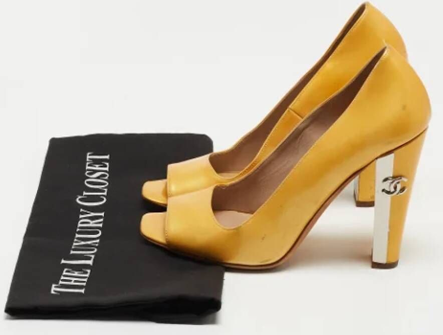 Chanel Vintage Pre-owned Leather heels Yellow Dames