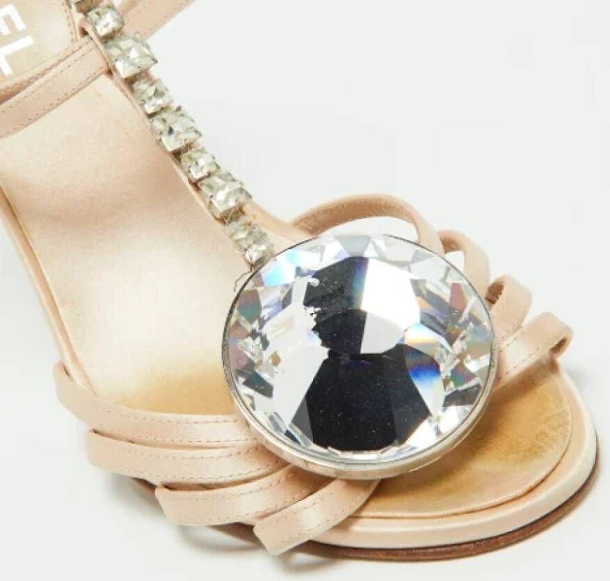 Chanel Vintage Pre-owned Satin sandals Beige Dames