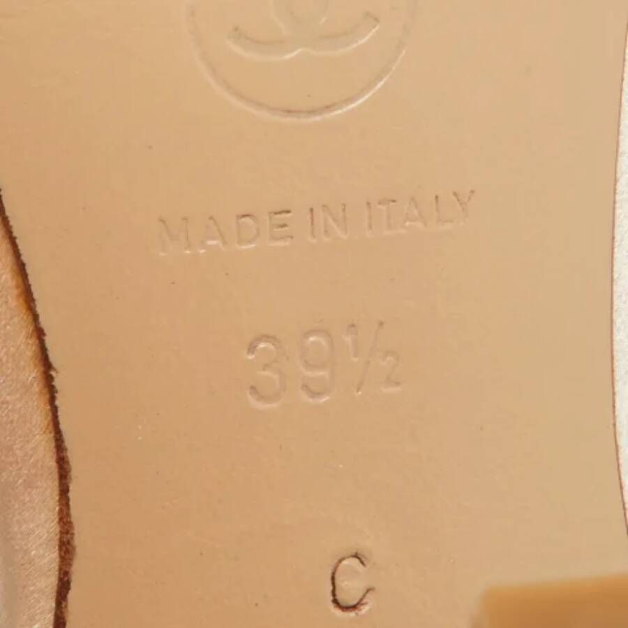 Chanel Vintage Pre-owned Satin sandals Beige Dames