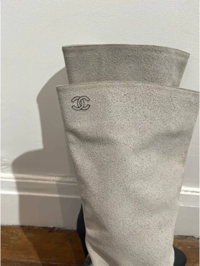 Chanel Vintage Pre-owned Suede boots Gray Dames