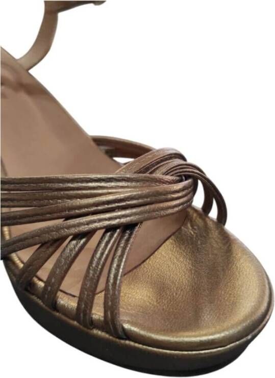 Chie Mihara Gouden leren sandalen met gesp
