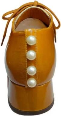 Chie Mihara Schoenen met pareldetail en lakleer met veters