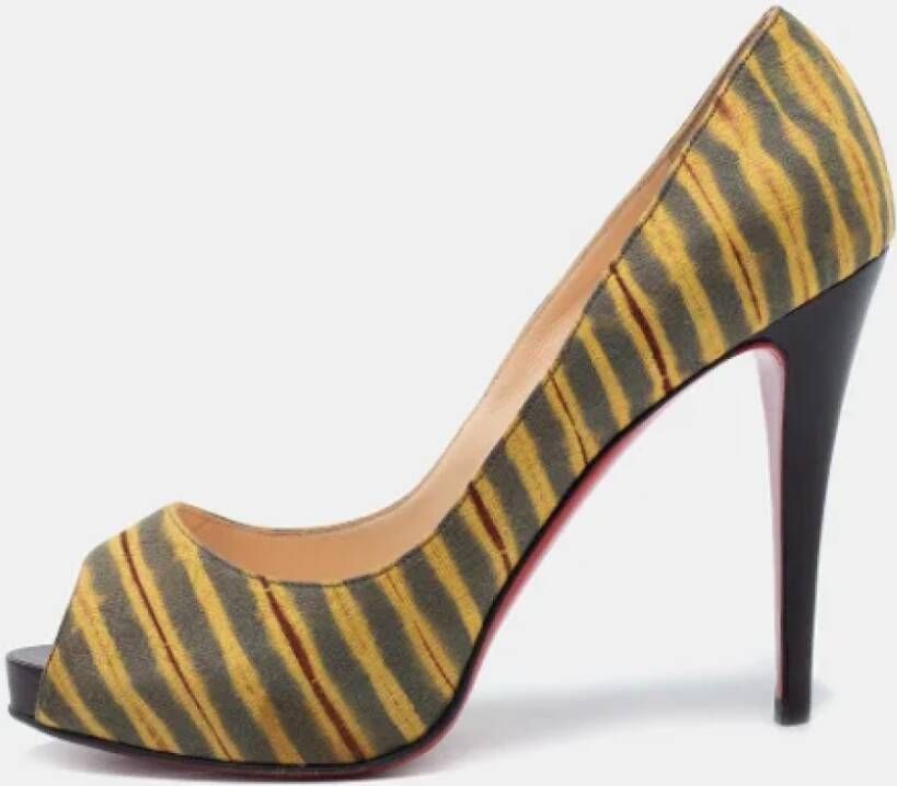 Christian Louboutin Pre-owned Canvas heels Yellow Dames