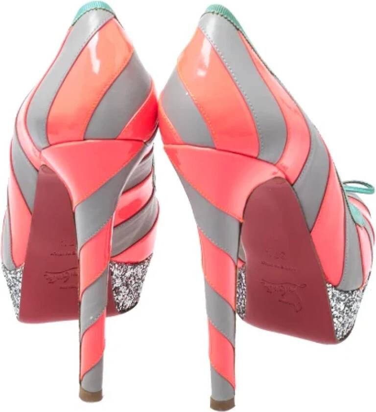 Christian Louboutin Pre-owned Fabric heels Gray Dames