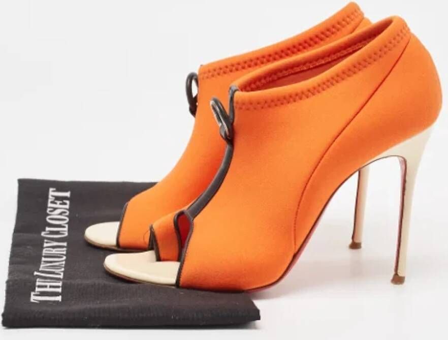 Christian Louboutin Pre-owned Fabric heels Orange Dames