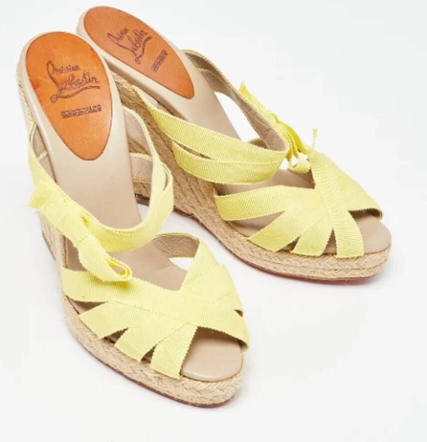 Christian Louboutin Pre-owned Fabric sandals Yellow Dames