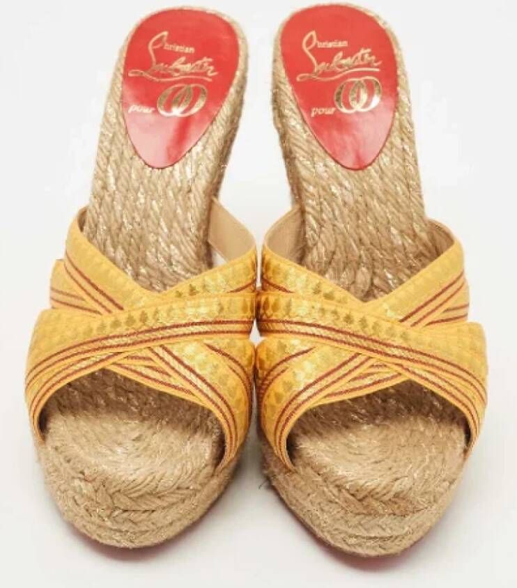 Christian Louboutin Pre-owned Lace sandals Yellow Dames