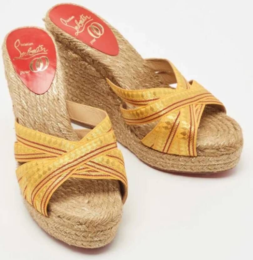 Christian Louboutin Pre-owned Lace sandals Yellow Dames