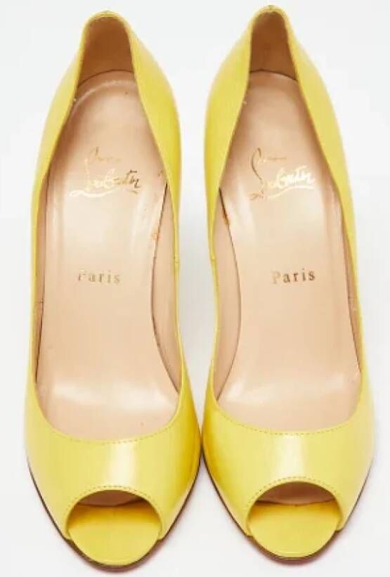 Christian Louboutin Pre-owned Leather heels Yellow Dames